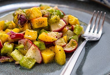 La mezcla de verduras y mango en ensaladas es una receta que vale la pena probar. Ensalada con mango y rábanos, una receta genial para acompañar un plato fuerte.