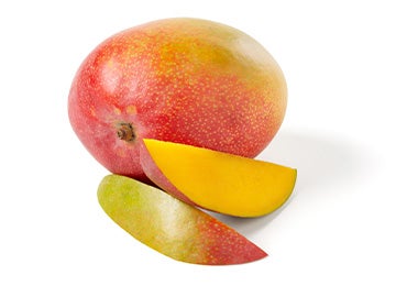 Hay muchas recetas con mango para sacarle provecho a esta fruta. Un mango listo para usar en alguna receta.