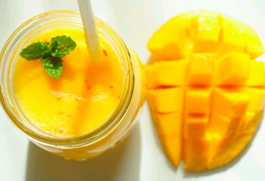 El mango se puede licuar para preparar recetas de bebidas. Smoothie de mango, una receta refrescante.