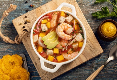 Hay recetas de ceviche que combinan pescados y mariscos. Una receta de ceviche con camarones, pescado y mango