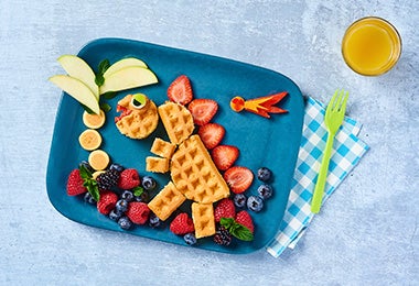 Las recetas de waffles también pueden ser divertidas. Una receta de waffles divertida, con frutas y en forma de dinosaurio.