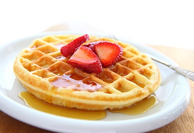 Es muy común hallar recetas de waffles con frutas. Un waffle tradicional con frutas y miel, una receta deliciosa.