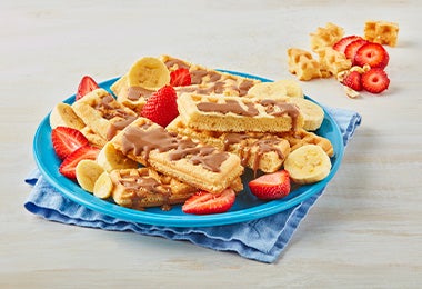 Las recetas con waffles pueden variar también en sus toppings. Tres waffles con toppings diferentes, una muestra de la variedad de recetas.