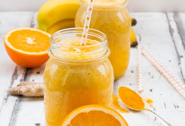 Smoothie de cúrcuma, naranja y banana colorantes comestibles Smoothie de cúrcuma, naranja y banana colorantes comestibles