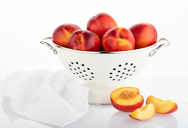 Tipo de colador escurridor con duraznos Tipo de colador escurridor con duraznos