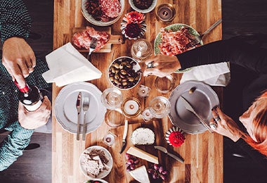 El turismo gastronómico en España es muy popular. Una pareja compartiendo comida española en un viaje de turismo gastronómico.