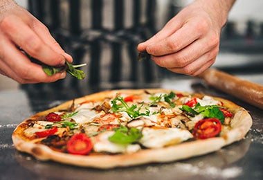 La pizza, los quesos y las pastas son muy importantes en el turismo gastronómico de Italia. Una pizza italiana tradicional con verduras y queso, un atractivo del turismo gastronómico