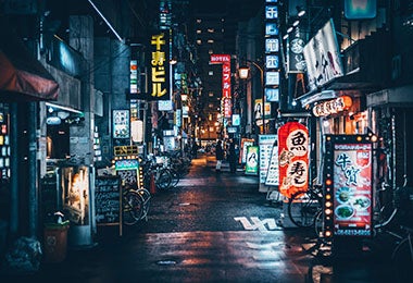 Comer en restaurantes típicos es muy común en el turismo gastronómico. Una calle con restaurantes tradicionales en Japón, un país con un turismo gastronómico muy fuerte