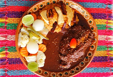 El mole es un plato muy común para los turistas que visitan México. Un plato de mole con pollo y ensalada, muy famoso en el turismo gastronómico de México.