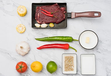 La carne asada se usa en distintos almuerzos caseros. Carne para asar, que se puede usar en almuerzos caseros como el bistec a caballo o la chorrillana.