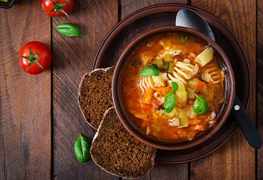 Sopa de pasta y verduras con caldo de pollo. Sopa de pasta y verduras con caldo de pollo.