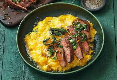 Un plato de polenta con churrasco, dos comidas brasileñas muy famosas. Un plato de polenta con churrasco, dos comidas brasileñas muy famosas.