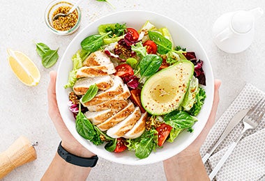 Comer después de hacer ejercicio por lo general es ensalada y proteína Ensalada con proteína qué comer después de hacer ejercicio