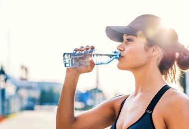Hidratación es clave después de hacer ejercicio Mujer tomando agua qué comer después de hacer ejercicio