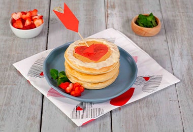 Pancakes con frutillas y una flecha, desayuno para San Valentín Pancakes con frutillas y una flecha, desayuno para San Valentín