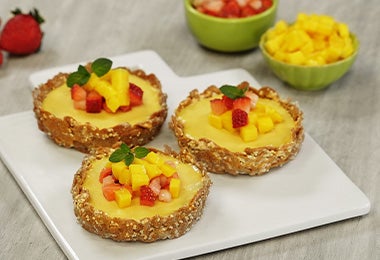 Los postres con mango tienen diferentes tamaños, por ejemplo, las tartaletas son pequeñas. Tartaletas de mango con una base de cereales, un postre fabuloso.