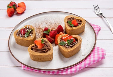 Los postres para el 14 de febrero en forma de corazón son estupendos. Mini tartas en forma de corazón con frutos rojos y chocolate, perfectas para el 14 de febrero.