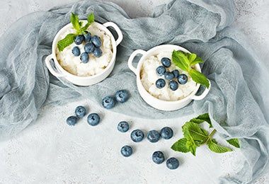 Recetas naturales y frescas para comer después de hacer ejercicio Yogurt griego con arándanos qué comer después de hacer ejercicio
