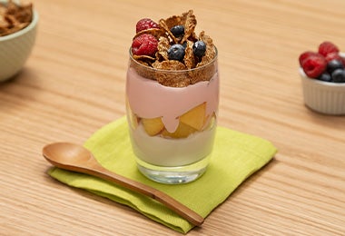 El parfait es uno de los alimentos más populares hechos con yogurt griego Parfait de yogurt griego, durazno, chai y NESTLÉ® Leche Condensada