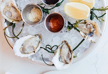 Plato de ostras con hielo y limones, consejos para comprar mariscos Plato de ostras con hielo y limones, consejos para comprar mariscos