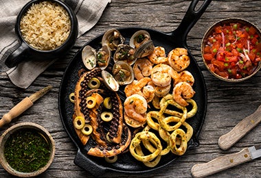 La mejor opción para disfrutar el sabor del mar es una parrillada de mariscos Variedad de mariscos a la parrilla