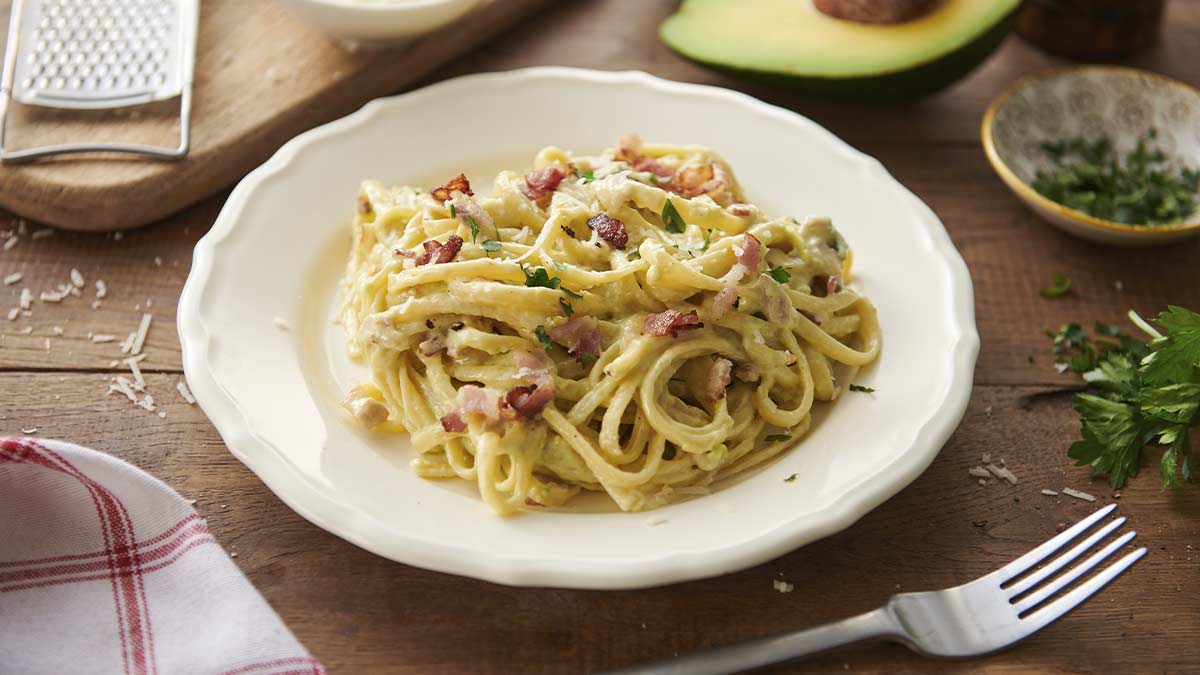 Plato de pasta carbonara tradicional