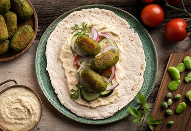 Falafel con verduras y salsa en una tortilla, una receta vegetariana de Medio Oriente.