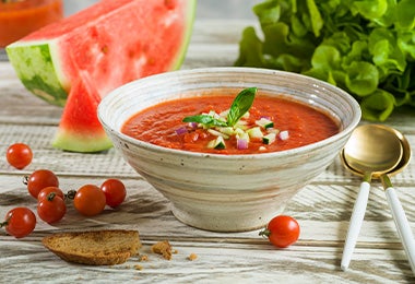 Gazpacho, una sopa fría vegetariana muy popular, servido en un plato de cerámica. 