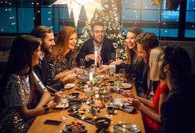 Personas disfrutando de una cena de Nochebuena&nbsp; 