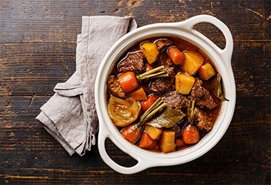 Carne al disco preparada en un disco de arado para cocinar.