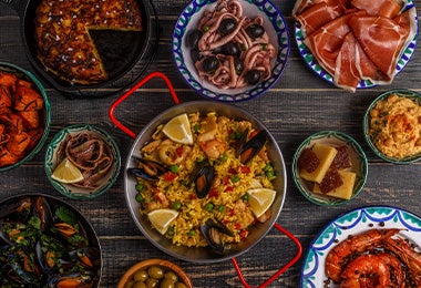 Aceite de oliva con olivas enteras y una rama de romero.