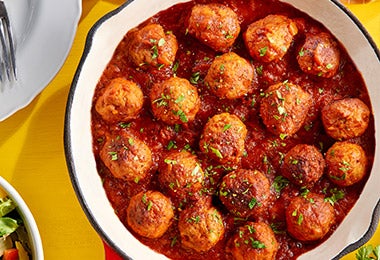 Albóndigas cocinadas en salsa de tomate casera