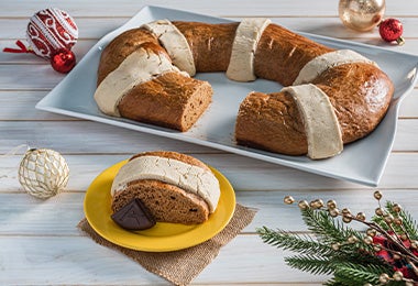 Bandeja con rosca de reyes partida a la mitad