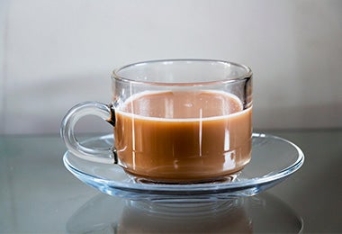Bebida fermentada café en un plato y un vaso de vidrio