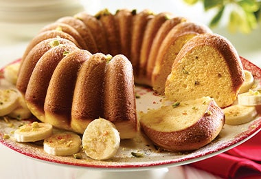 Bundt cake de formas curvas hecho con molde Heritage Bundt 