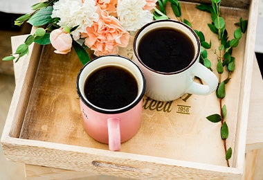 Café bebida caliente en desayuno sorpresa para mamá