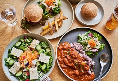 Ensalada de tofu, hamburguesa de garbanzo y estofado de verduras, algunas de las comidas vegetarianas con proteínas magras