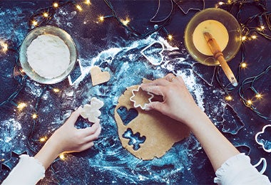 masa y moldes para hacer galletitas de árbol de navidad