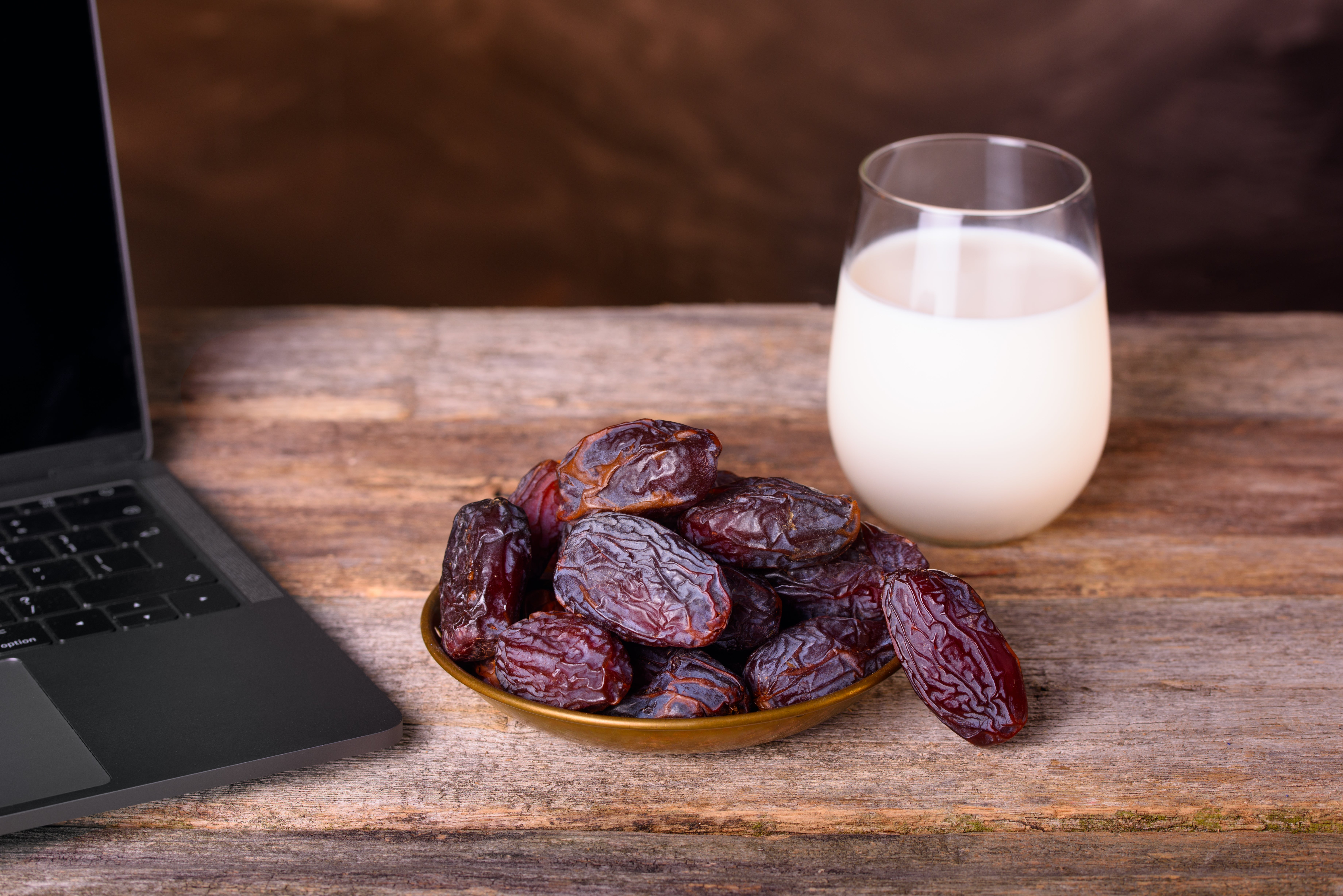 Conservas caseras, mesa con dátiles desecados.