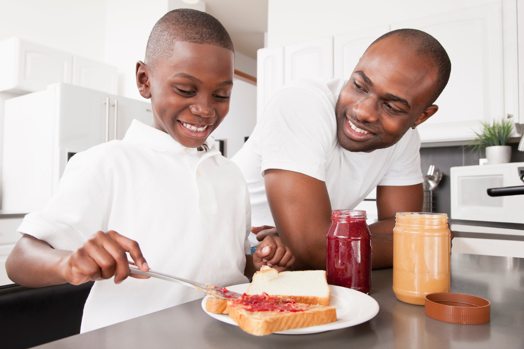 Conservas caseras, un tarro con mermelada hecha en casa sobre la mesa.