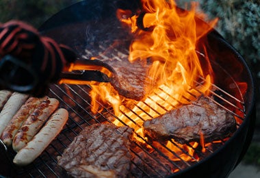 Corte de carne marucha en un asador