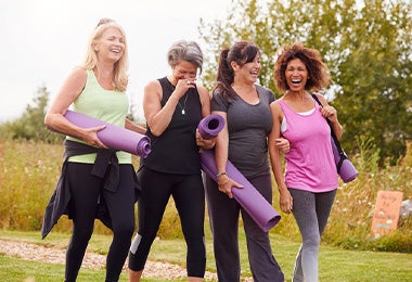 Cuatro mujeres volviendo de hacer yoga para conectar cuerpo y mente