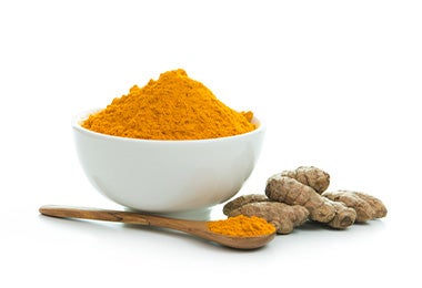 Cúrcuma en polvo y raíces de jengibre para preparar leche dorada