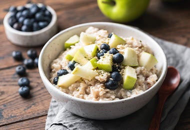Desayuno de avena con frutas
