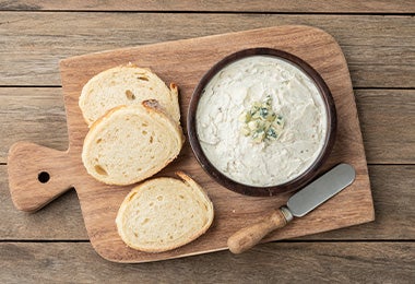 Dip de queso casero con pan tajado 