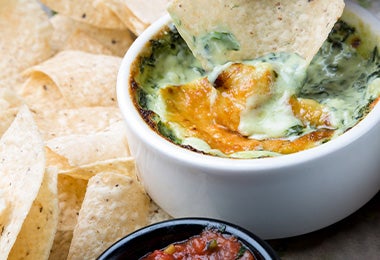 Dip con nachos elaborados con tipos de tortilla