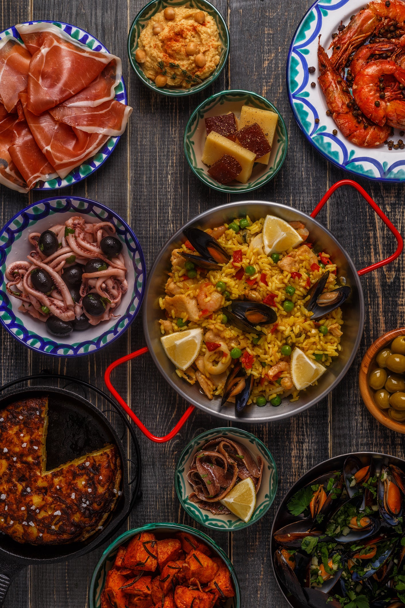 mesa con varios tipos de alimentos que tienen distintos tiempos de cocción.