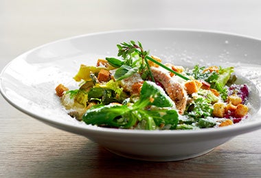 Ensalada fresca con pollo y kanikama