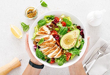 Ensalada con hojas verdes, palta y quinoa para desintoxicar el cuerpo