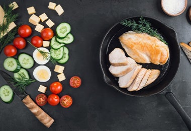 Ensalada fresca y pollo cocinado para la plantilla de menú semanal